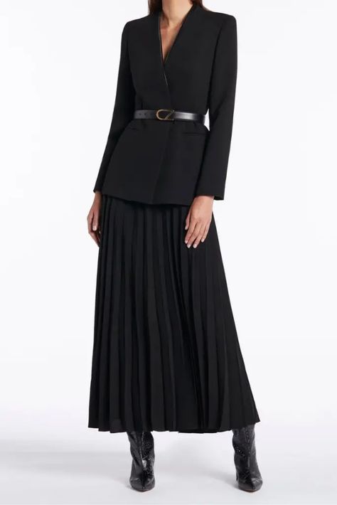 Unique and Stylish Pleated Skirt Outfits for Black Women Black Leather Skirt For Work, Elegant Black Skirt Outfit, Skirt Outfits With Coat, Black Pleated Skirt Long, Jacket And Pleated Skirt Outfit, Long Skirts With Blazers, Long Skirt With Coat Outfit, Long Skirt With Blazer Outfit, Black Pleat Skirt Outfit