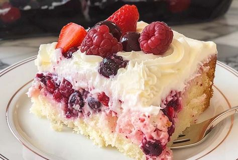 Looking for a show-stopping dessert? Try our Berries and Cream Poke Cake recipe, combining fluffy cake, creamy filling, and fresh berries. Cake Recipes Fruit, Cream Poke Cake, Berry Cake Recipe, Low Fat Cake, Starbucks Cake, Poke Cake Recipe, Berries And Cream, Recipes Fruit, Cake Mix Desserts