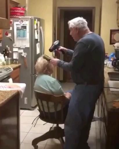 Old Couple In Love, Cute Old Couples, People Video, Elderly Couples, Cute Romance, Growing Old Together, Old Couples, Cadeau Photo, Funny Couples