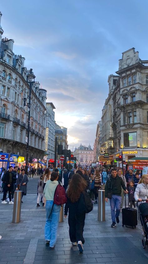 Busy London Street, Leicester Aesthetic, Covent Garden Aesthetic, London Shopping Aesthetic, Uk Vibes, London City View, Leicester Square London, London Nightlife, London Street Photography