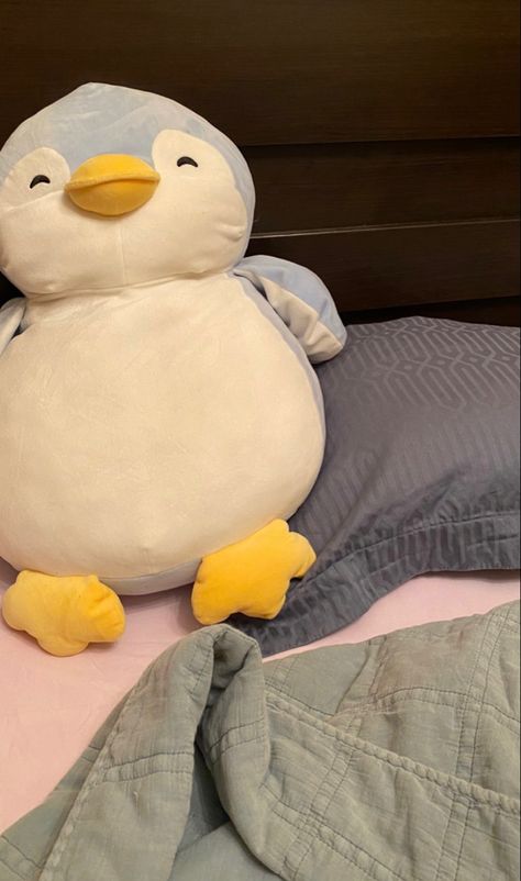 Cute Plushy Aesthetic, Plushie On Bed, Plushies Aesthetic Wallpaper, Big Plushies Aesthetic, Penguin Plushie Aesthetic, Bed Time Aesthetic, Stuff Toys Aesthetic, Cute Big Plushies, Plushies On Bed