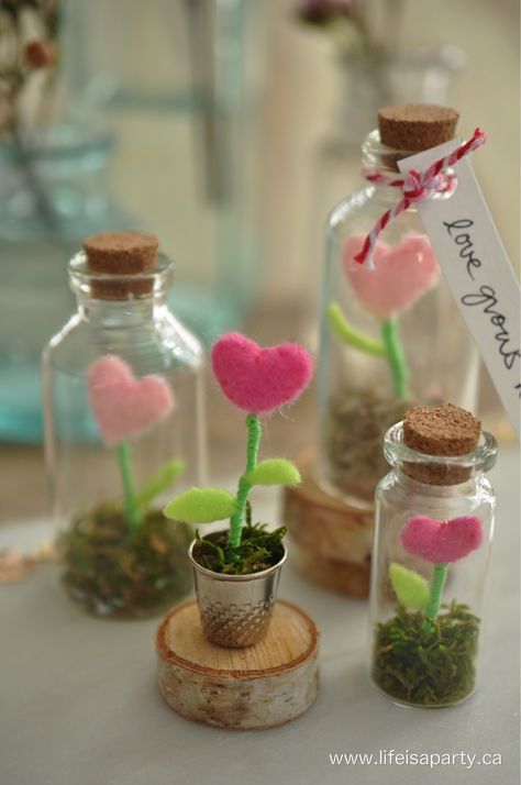 Grandmother Christmas Gift Ideas, Diy Small Gifts, Magical Terrarium, Craft Heart, Terrarium Garden, Spring Decor Ideas, Tiny Glass Jars, Crafts With Glass Jars, Mini Glass Jars