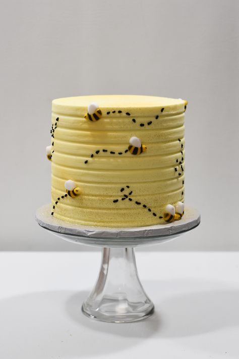 Bee Birthday Cake, Bee Themed Birthday, Bee Themed Birthday Party, 1st Bee Day, First Bee Day, Bee Cake, Bee Cakes, Simple Cake Designs, Bee Creative