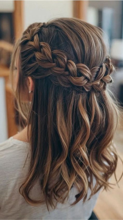 Wedding Braid Hairstyles Medium Hair, Braid Hairdo For Short Hair, Cute Hairstyles For Short Hair Wedding, Hairstyle In Short Hair For Wedding, Wedding Braid Hairstyles Short Hair, Braid Graduation Hair, Beautiful Hairstyles For Prom, Hairstyles For Medium Hair For Wedding, Short Hair Styles Easy For Wedding