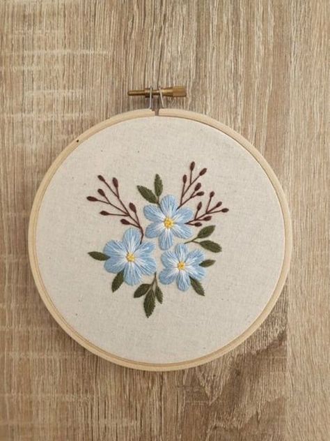 Fall Flower Embroidery, Embroidery Patterns Leaves, Embroidery Inspiration Flowers, Embroidery Hoop Designs, Embroidery Flowers Tutorial, Simple Floral Embroidery, Embroidery Patterns Flowers, Embroidery Designs For Beginners, Flower Motif Design