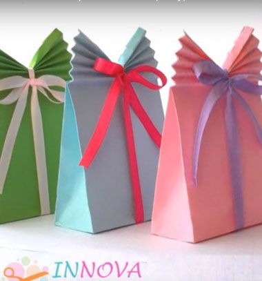 This is a very nice DIY craft video tutorial: an easy Paper (ribbon) gift bag  by Innova Crafts. With this video you can learn how to make these original paper bags for small gifts. Perfect for chritmas gifts or birthday gifts, but you can use them to wrap baby shower gifts too! Diy Gift Bags Paper, Origami Gift Bag, Creative Gift Packaging, Diy Christmas Paper, Diy Paper Bag, Paper Bag Gift Wrapping, Origami Gifts, Christmas Gift Packaging, Gift Bags Diy