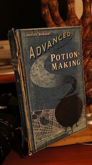 The Prince's copy of Advanced Potion-Making.  I wonder how it looks on the inside... Potion Making, Potions Book, Stile Harry Potter, Anniversaire Harry Potter, Buku Harry Potter, Theme Harry Potter, Images Harry Potter, Hogwarts Aesthetic, Albus Dumbledore