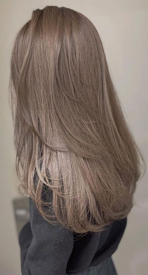 hazel beige hair color, medium ash brown, ash brown hair, layered hair cut, best hair color ideas 2022 Popelavá Blond, Hair Color Ash, Beige Hair Color, Light Ash Brown Hair, Cool Brown Hair, Light Brown Hair Color, New Hair Color Trends, Ash Brown Hair Color, Light Ash Brown