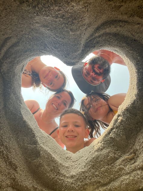 sand heart with fam Beach Pictures Ideas Family, Goa Photography Ideas Family, Family Trip Photography, Beach Poses For Family, Cute Family Beach Picture Ideas, Summer Family Beach Pictures, Family Vacation Picture Ideas, Family Beach Pics Ideas, Fun Family Beach Photo Ideas