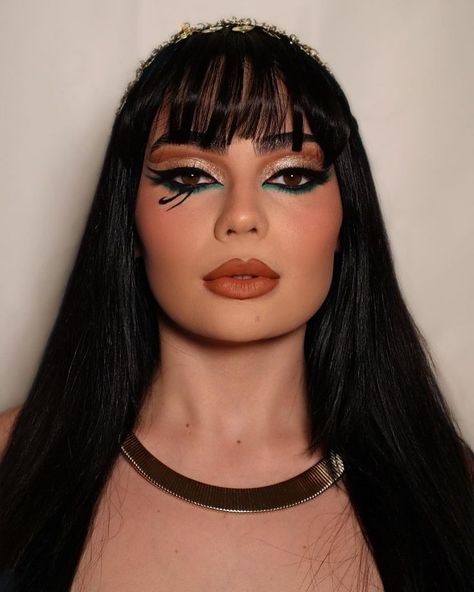 Cleopatra Makeup Hooded Eyes, Easy Cleopatra Outfit, Cleopatra And Cesar Costume, Egyption Costumes Halloween Women, Costumes With A Corset, Cleopatra Halloween Costume Makeup, Cleopatra Makeup Look, Egyptian Women Makeup, Halloween Makeup Cleopatra