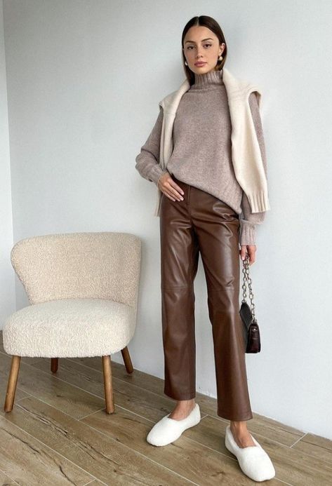 Casual Brown Leather Pants Outfit, Brown Leather Jeans Outfit, Chocolate Brown Leather Pants Outfit, How To Style Brown Leather Pants, Brown Leather Trousers Outfits, Leather Jeans Outfit, Brown Leather Trousers, Brown Leather Pants Outfit, Leather Trousers Women