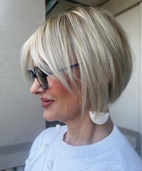 Short Hairstyles For Older Women, Short Blonde Bobs, Hairstyles For Older Women, Fine Straight Hair, Hair Adviser, Chin Length Hair, Bob Haircut For Fine Hair, Bob Hairstyles For Fine Hair, Haircuts For Fine Hair