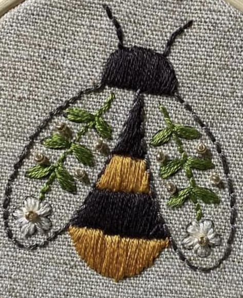 Cute And Easy Embroidery Ideas, Whimsical Embroidery Inspiration, Simple Nature Embroidery Designs, Embroidery Pictures Ideas, Small Simple Embroidery Ideas, Unique Embroidery Designs Ideas, Hand Stitching Designs, Simple Cute Embroidery, Nature Embroidery Inspiration