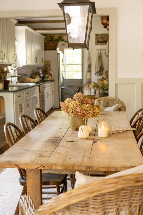 Fall table Cozy Kitchen Nook Ideas, Rustic Farmhouse Dining Room Decor, French Kitchen Ideas, Farm Table Kitchen, Cottage Kitchen Table, 1920 Farmhouse, Cozy Country Home, Simple Homemaking, Cottage Dining Table