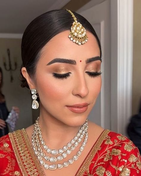 Instagram Minimalist Indian Bride Makeup, White Saree Eye Makeup, Bridal Look Makeup Indian, Engagement Bride Makeup Indian, Indian Wedding Bride Makeup, India Bride Makeup, Glowy Bridal Makeup Indian, Soft Bridal Makeup Indian, Roka Makeup Look