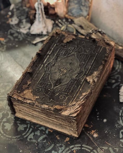 Old Book Aesthetic Dark, Dark Spellbook Fantasy Art, Creepy Book Aesthetic, Gold Books Aesthetic, Spell Books Aesthetic, Old Book Ideas, Medieval Books Aesthetic, Old Leather Journal, Magic Books Aesthetic