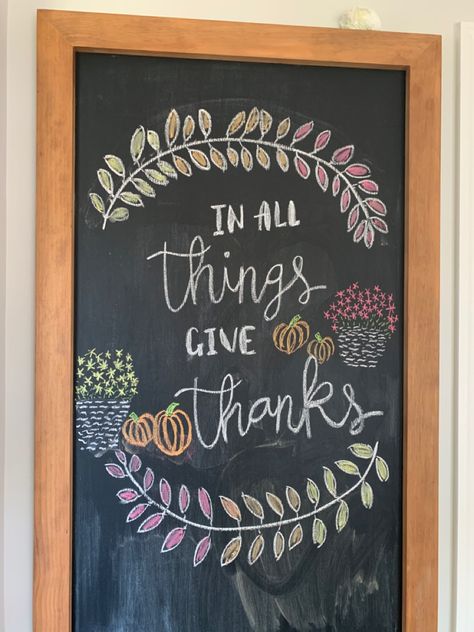 Chalkboard Art Thanksgiving, Seasonal Chalkboard Art, Chalkboard Thanksgiving Ideas, Thanksgiving Chalkboard Art Easy, Thanksgiving Chalkboard Ideas Chalk Art, Thanksgiving Blackboard Ideas, Thankful Chalkboard Art, November Chalkboard Ideas, Scarecrow Chalkboard Art