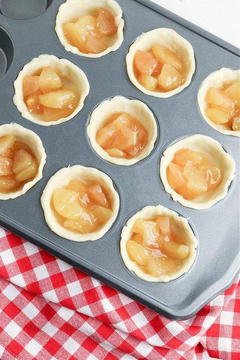 Mini Apple Pies Easy, Easy Mini Apple Pies, Apple Pie Bites Recipe, Easy Puff Pastry Desserts, Mini Muffin Tin Recipes, Apple Pie Cups, Mini Apple Pie Recipe, Apple Pie Muffins, Apple Pie Crust