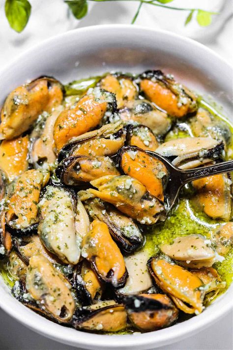 Mussels Garlic Butter, Cooking Mussels Recipes, No Shell Mussels Recipe, Seafood Muscle Meat Recipe, How To Cook Muscles Seafood, Steamed Mussels Recipe Garlic, How To Cook Muscles, Garlic Mussels Recipe Butter, Recipes Using Frozen Mussels