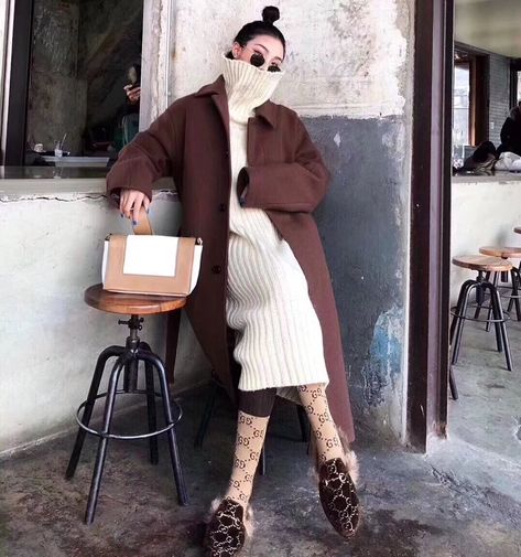 Marni Fur Mules Outfit, Gucci Fur Loafers Outfit, Fur Slippers Outfit, Fur Mules Outfit, Brown Mules Outfit, Mules Outfit Fall, Mules With Socks, Mules With Dress, Flat Mules Outfit