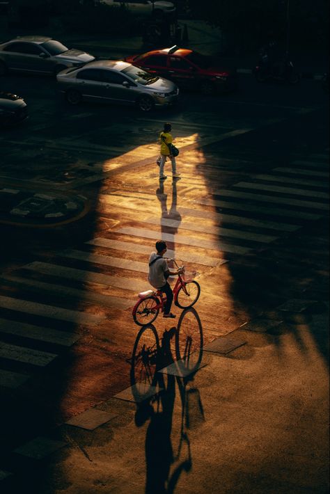 Market Photography, Street Photography Urban, Street Photography People, Night Time Photography, Riding Bicycle, Cinematic Lighting, Camera Shots, Cinematic Photography, Time Photo