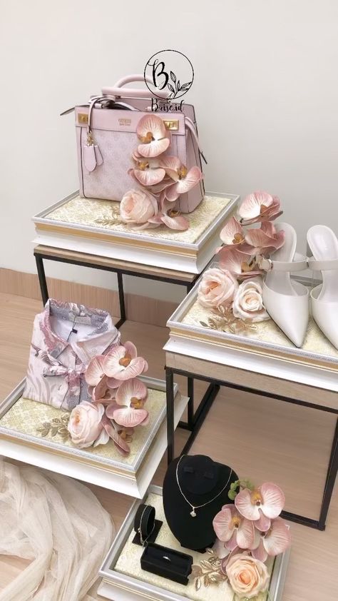 Instagram video by Brise_id Seserahan • Jul 31, 2022 at 6:08 AM Bridal Boxes For Bride, Mendhi Gift Ideas, Thaals For Bride, Dulang Hantaran Ideas Trays, Hantaran Aesthetic, Engagement Box Gift, Seserahan Lamaran, Dulang Hantaran Ideas, Sangjit Decoration