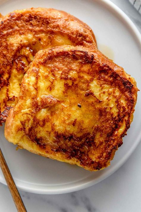 Best Classic French Toast on a plate served with maple syrup French Toast Recipe Casserole, Toast Air Fryer, Cinnamon French Toast Recipe, Casserole French Toast, Recipe French Toast, Best French Toast Recipe, Oven French Toast, Sourdough French Toast, Sweet French Toast