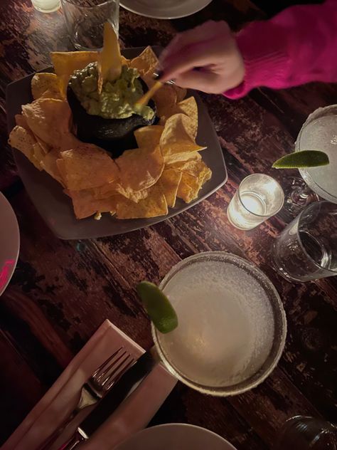 Chips And Guacamole Aesthetic, Mexican Dinner Aesthetic, Taco Tuesday Aesthetic, Guacamole Aesthetic, Mexican Restaurant Aesthetic, Tex Mex Restaurant, Kendall Ryan, Mexican Party Food, Mexican Bar