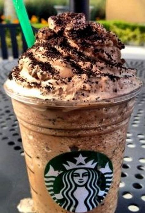 39 Starbucks Secret Menu Drinks - Black Forest Frappuccino recipe. Menu Starbucks, Mocha Cookie Crumble, Café Starbucks, Mocha Cookies, Secret Starbucks Drinks, Secret Menu Items, Frappuccino Recipe, Starbucks Secret Menu Drinks, Starbucks Menu