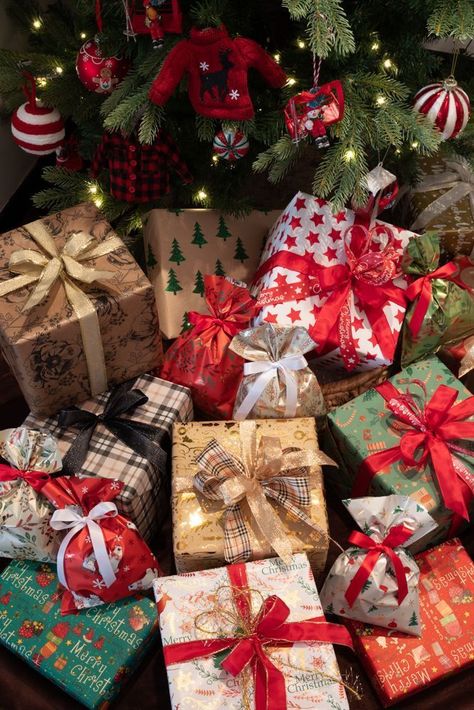 Holiday Gifts For Friends Wrapped Presents, Christmas Playlist, Christmas Bucket List, Fun Christmas Activities, Christmas Dreaming, Favorite Christmas Songs, Ultimate Christmas, Christmas Feeling, Christmas Inspo