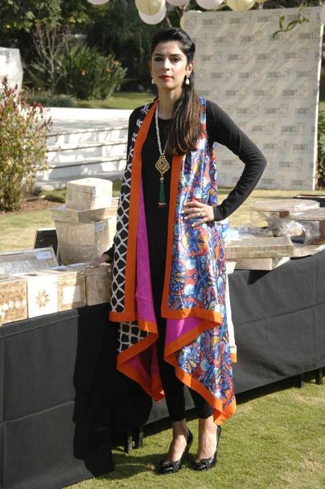 Shrug For Dresses, Mode Kimono, Pakistani Fashion Casual, Long Kurti Designs, Salwar Kamiz, Look Of The Day, فستان سهرة, Pakistani Dress Design, Manish