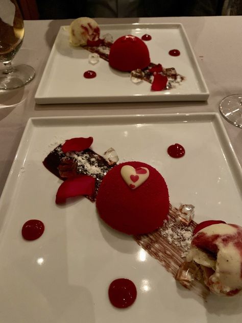 Foods In Restaurant, Food From Restaurant, Restaurant Dessert Aesthetic, Dessert Restaurant Aesthetic, Valentines Dinner Aesthetic, Dinner Restaurant Snapchat, Restaurant Deserts, Valentines Day Restaurant, Fine Dining Aesthetic