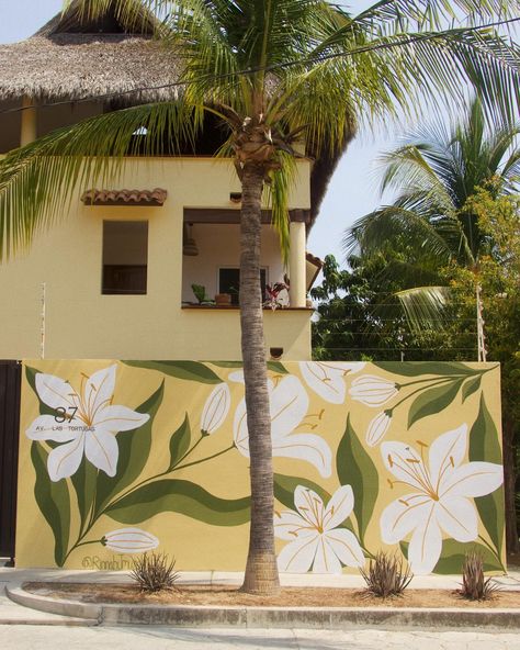 Flores para Casa Lily Painting Ideas For Garden Walls, Wall Painted Flowers, How To Paint A Mural, Flower Painting On Wall, Floral Wall Mural Painting, Flower Painted Wall, Flower Mural Wall Paintings, Simple Mural Ideas, House Mural