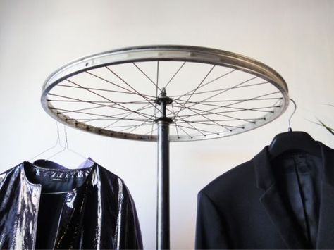 13 Immortal Ways To Put An Old Bike Wheel To Awesome Use - Mpora Goth Corsets, Laundry Hanger, Cloche Hats, Fashion Goth, Philip Treacy, Doors Repurposed, Wheel Chandelier, Bike Components, Women Hats