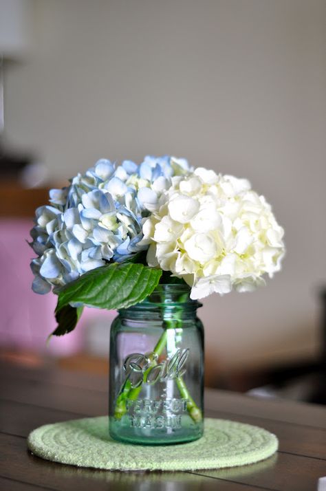 2 Hydrangeas in mason jar, pew marker or centerpiece Hydrangea Centerpiece Diy, Wedding Table Decorations Blue, Blue Table Decorations, Bouquet Champetre, Blue Centerpieces, Hydrangea Centerpiece, Blue Mason Jars, Bridal Shower Centerpieces, Wedding Reception Centerpieces