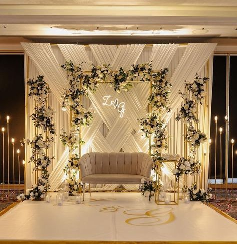 Decoration Idea For Engagement, Engagement Set Up Ideas, Stage Wedding Decor, Engagement Decoration Ideas, Backdrop Decorations Wedding, Backdrops For Engagement, Wall Design Outdoor, Engagement Backdrop Ideas, Wedding Decor Backdrop