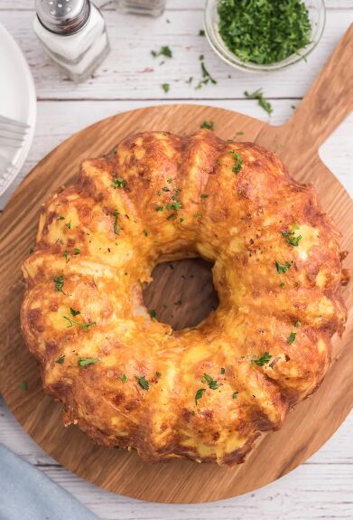 This hash brown breakfast casserole made in a bundt pan is perfect for those days you crave a delicious, comforting dish. It has the best of both worlds: fluffy eggs cooked up with your favorite breakfast meat in between layers of hash browns and biscuit chunks for a hearty start to your day. This is a simply wonderful breakfast that’s sure to please even picky eaters! Best part is that it’s SO easy to prepare and very customizable. Feel free to add leftover veggies, meat… Eggs In Bundt Pan, Breakfast Casserole Bundt Pan, Easy To Go Breakfast Ideas Make Ahead, Breakfast Recipes For Party, Spring Form Pan Breakfast, Bunt Breakfast Casserole, Bundt Recipes Savory, Breakfast Ideas Spicy, Breakfast Casserole In Bundt Pan