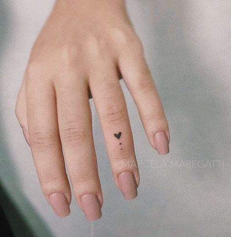 Tiny Tattoos For Women, Tato Minimal, Small Finger Tattoos, Tato Henna, Finger Tattoo For Women, Hand Tattoos For Girls, Minimal Tattoo Design, Hand And Finger Tattoos, Henna Tattoo Hand