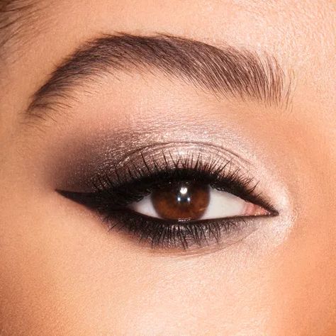 Silver Eyeshadow Looks, Trucco Smokey Eye, Luxury Palette, Evening Eye Makeup, Silver Eye Makeup, Make Up Designs, Wedding Eyes, Wedding Hairstyles And Makeup, Silver Eyeshadow