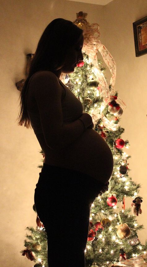 Christmas Maternity Photo Idea. This would have been cute for my Christmas baby but I think my belly would have covered the tree..haha! Christmas Themed Maternity Shoot, Maternity Christmas Pictures, Christmas Pregnancy Photos, Bump Photoshoot, Winter Maternity Pictures, Vom Avea Un Copil, Christmas Maternity, Winter Maternity Photos, Christmas Session