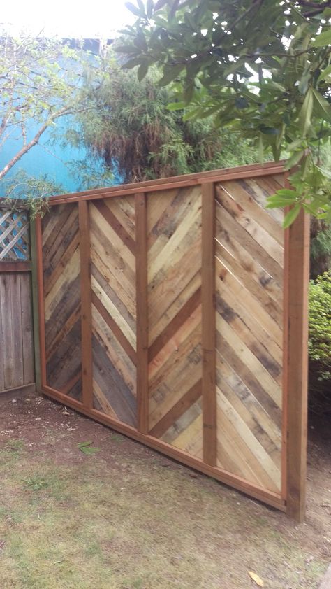 Pallet Fences • DIY Wood Pallet Projects & Ideas • 1001 Pallets Pallet Fence Diy, Repurposed Pallets, Diy Wood Pallet Projects, Backyard Fence, Pallet Fence, Backyard Privacy, Diy Fence, Front Yard Fence, Privacy Fences