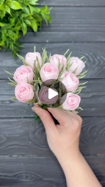 Crepe Paper Roses Tutorial, Paper Decoration Ideas, Paper Flowers Tutorial, Crepe Paper Decorations, Crepe Paper Flowers Tutorial, Craft Origami, Crepe Paper Crafts, Paper Roses Diy, Crepe Paper Flowers Diy