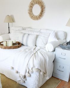 what a great idea! turn a full size bed into a couch Multipurpose Guest Room, Murphy Bed Ikea, Family Room Sofa, Office Guest Room, Guest Room Office, Ideas Ikea, Simple Bed, Decor Pillows, Sofa Styling