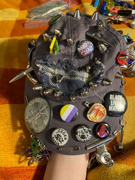 Japanese Punk Backpack, Crust Punk Outfits, Punk Jacket Ideas, Punk Clothes Men, Punk Jacket Diy, Punk Art Style, Punk Outfit Ideas, Diy Punk Clothes, Punk Outfits Men