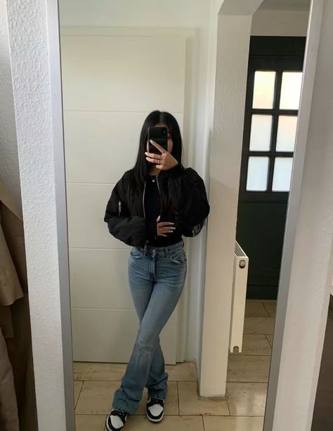 Zara Style Girls Styling Flared Jeans Outfit Ideas, Outfit Jeans Nero, Jeans Zampa Outfit, Outfit Con Jeans A Zampa, Outfit Jeans A Zampa, Outfit Inspo Flared Jeans, Flared Jeans Winter Outfit, Outfit Ideas With Flare Jeans, Flared Jeans Outfit Winter