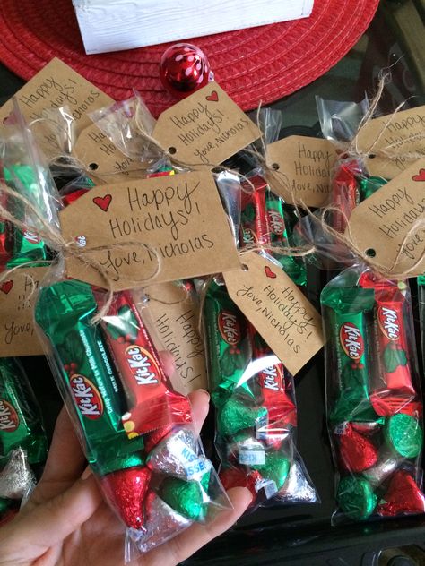 Gift Bags Christmas Ideas, Kids Christmas Bags For School, Goodie Bag Christmas Ideas, Goodie Bag Ideas For Christmas, Christmas Candy Bags Ideas Kid, Diy Treat Bags Christmas, Christmas Candy Treat Bags, Xmas Goodie Bags For Kids, Christmas Treats Bags For Kids