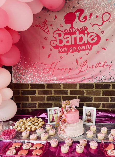 Barbie Winter Birthday Party, Barbie Winter, Winter Birthday Party, Harry Birthday, Winter Birthday Parties, Girls Birthday Party Decorations, Winter Birthday, Girls Birthday, Birthday Party Decorations