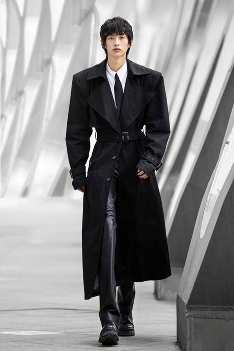 Suit Aesthetic Male, Trench Coat Outfit Men, Male Model Outfits, Trench Coat Suit, Static Poses, Fashion Models Men, High Fashion Runway, High Fashion Men, Model Runway