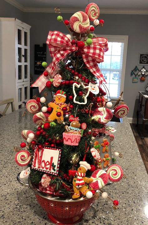 Bakery Themed Christmas Tree, Gingerbread Candy Christmas Tree, Tiny Christmas Tree Ideas, Christmas Tree Baking Theme, Small Gingerbread Christmas Tree, Raz Gingerbread Tree, Mini Christmas Tree Decorations, Tiny Christmas Trees, Christmas Tree Inspo