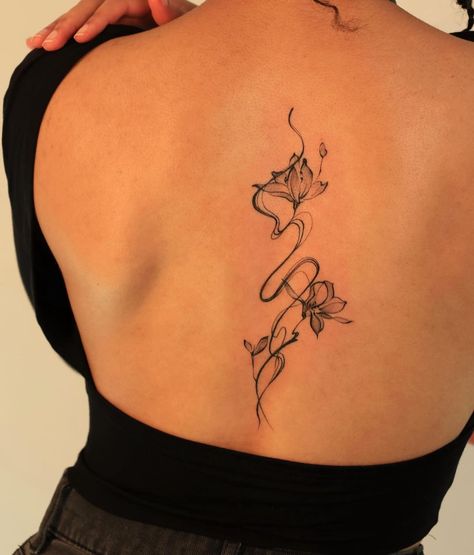 Tato Minimal, Small Pretty Tattoos, Petite Tattoos, Spine Tattoos For Women, Dope Tattoos For Women, Classy Tattoos, Makijaż Smokey Eye, Back Tattoo Women, Discreet Tattoos